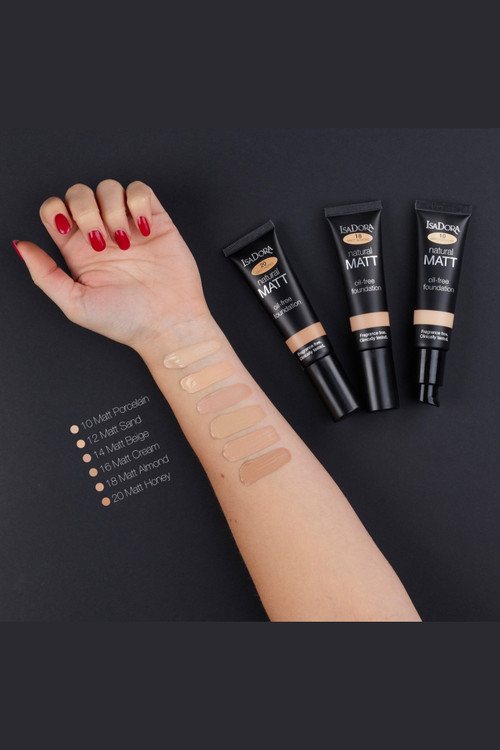 تست رنگ کرم پودر ایزادورا تیوپی روی پوست گندمی